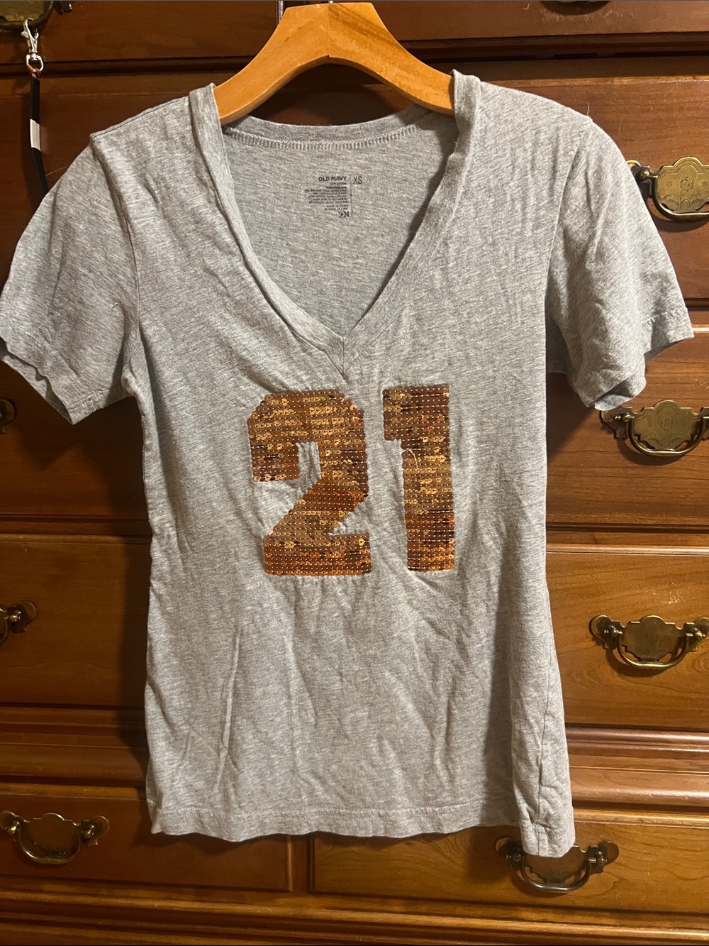 Old Navy Light Gray V-Neck Tee with Bronze Sequin Coveted Milestone  '21'
